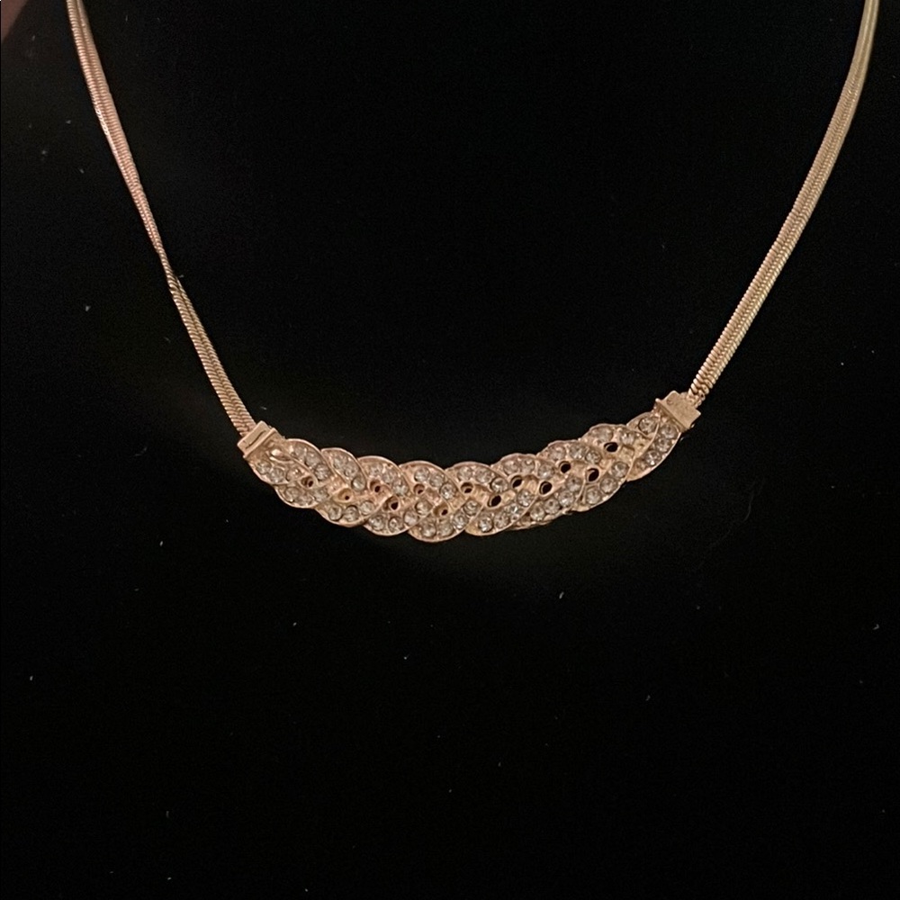Elegant Gold Necklace with Intricate Detailing